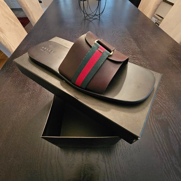 Men’s Gucci Flip-Flops – Footwear So Fancy, They Come with a Freakin’ Pouch ! - Picture 4 of 15